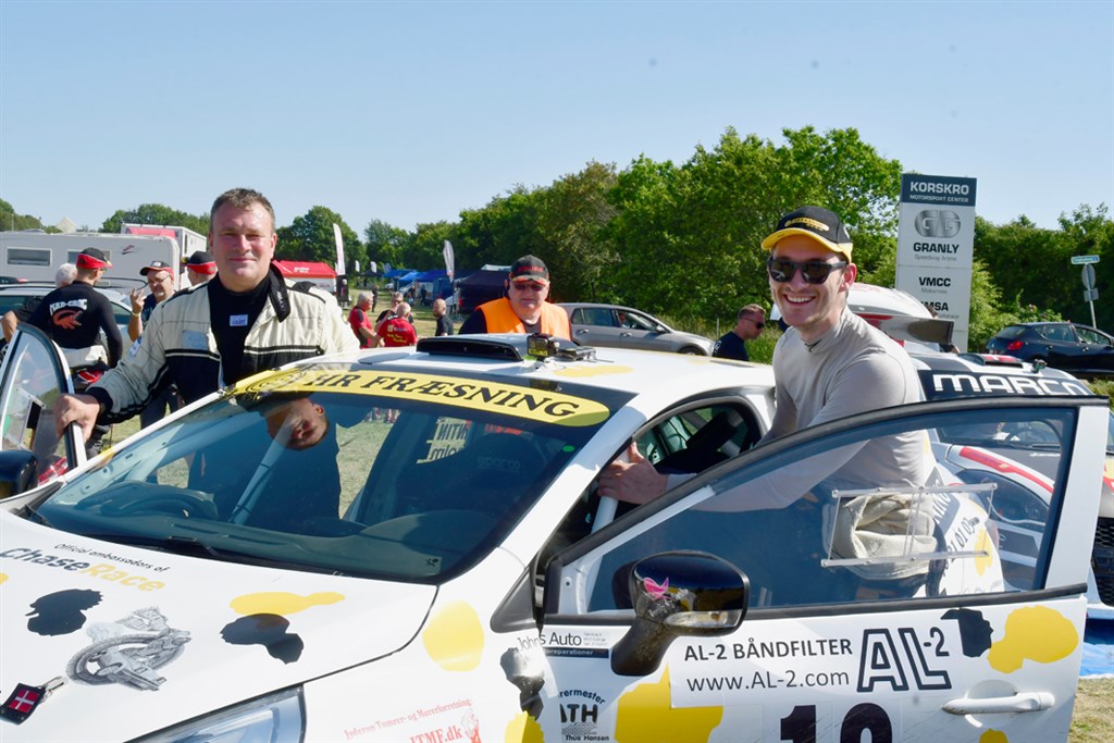 Simon Vallentin og lillebroderen Sunes stand-in Peter Egholm, som er en velkendt og god ven af familien Vallentin, var yderst tilfredse med tredjepladsen i klassen efter det 35 dage lange race med at få bilen klar efter rulleturen i DM2 i Kjellerup
(Foto: MD/specialpress@gmail.com)